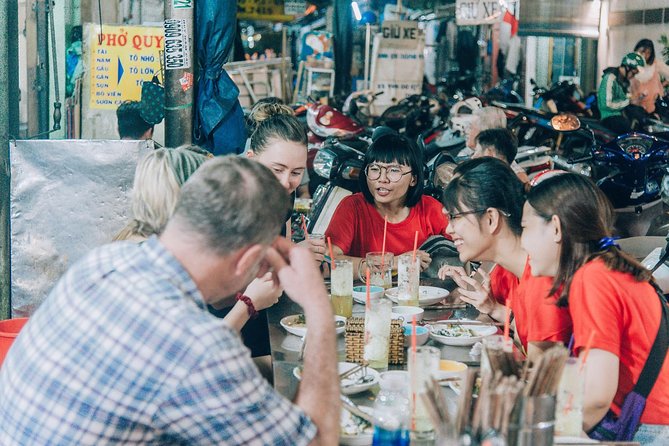 12 Tasting Street Food & Sightseeing By Scooter with Student - Stop 1 at 86 Mạc Đĩnh Chi: phở to set the tone