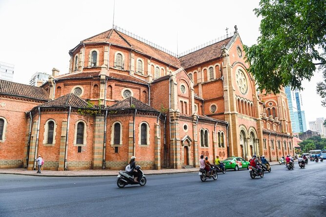 Discover Saigon Main Sights by Walking - Key things that make this Saigon walking tour work