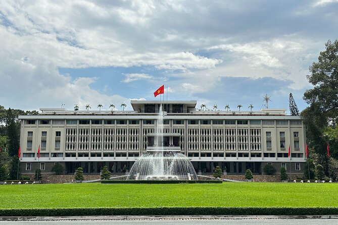 [Free E-sim] Half Day Guided Tour in Ho Chi Minh City - Stop 2: Saigon Notre Dame Cathedral for iconic exterior time