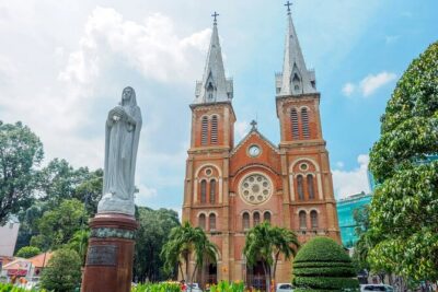 [Free E-sim] Half Day Guided Tour in Ho Chi Minh City - Stop 1: Central Post Office for European-style photos and quick context