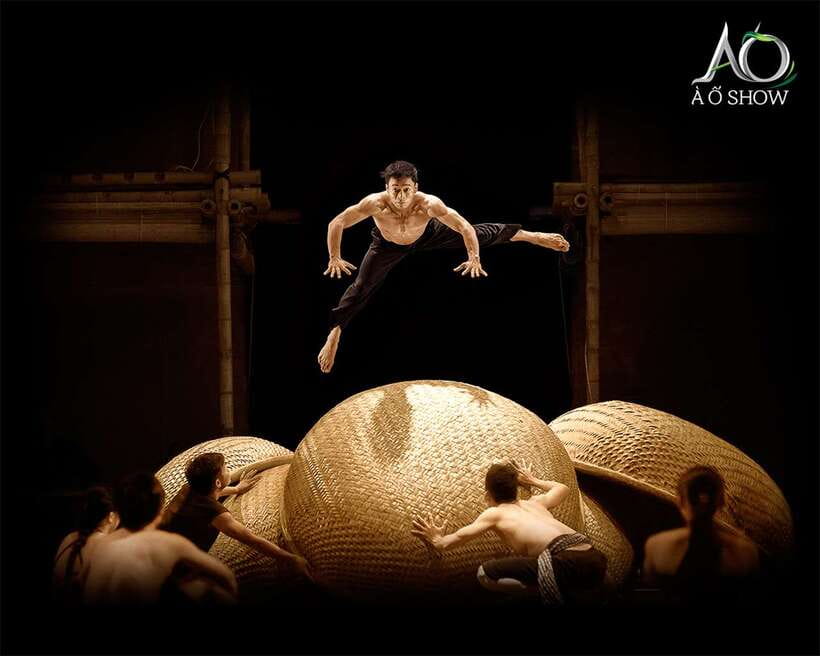 Ho Chi Minh: A O Show Bamboo Circus at Saigon Opera House - Live Vietnamese folk music with 17 instruments: the sound that glues it together