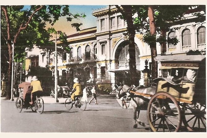 Ho Chi Minh City: Highlights & Hidden Gems - Free Walking Tour - People’s Committee Building and the Ho Chi Minh Statue photo corridor
