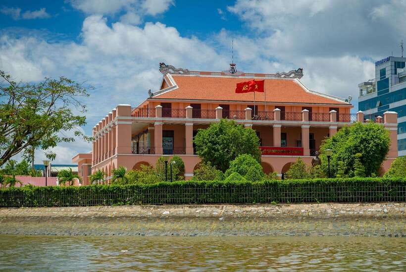 Ho Chi Minh City: Saigon River Boutique Cruise - Bitexco Financial Tower to Cầu Ba Son: the modern skyline section