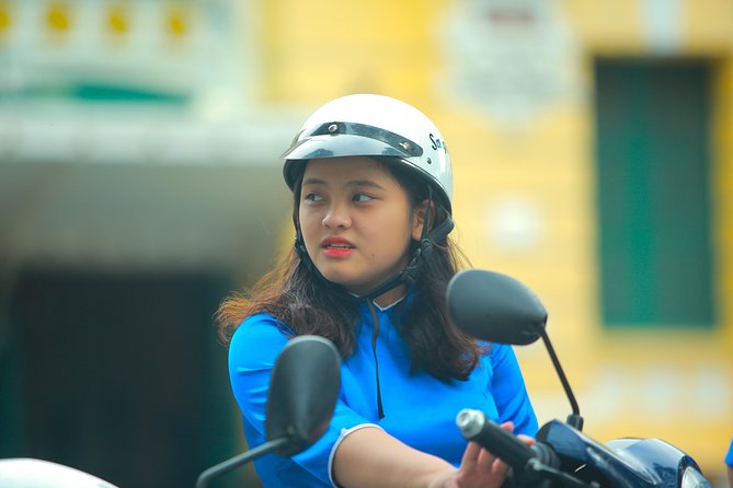 Ho Chi Minh City Tour by Motorbike with Female Riders | KissTour - Entering Saigon by scooter with a female guide in Ao Dai