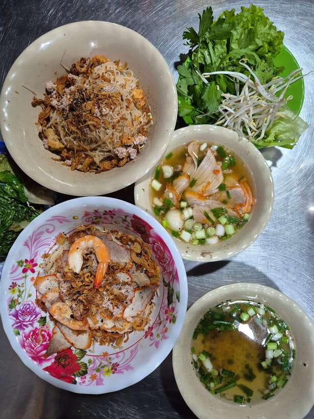 Ho Chi Minh City: Walking Food Tour with 13 Tastings - Drinks and Food Pairings: Sugarcane Juice, Beer, and Water