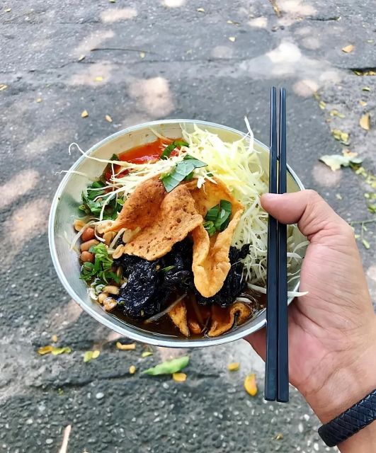 Ho Chi Minh: Original Walking Street Food Tour with Foodies - The food lineup: 10 dishes, drinks, beer, and dessert