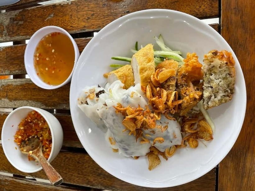 Ho Chi Minh: Original Walking Street Food Tour with Foodies - Stop-by-stop: what each tasting area feels like