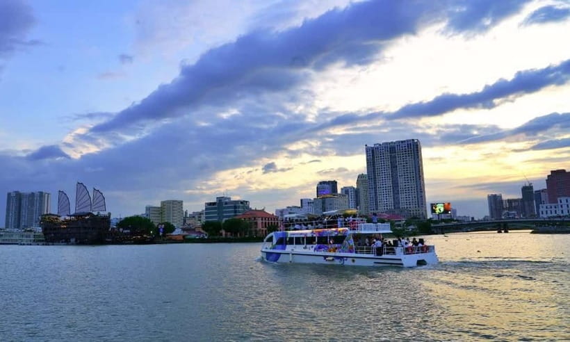 Lively Saigon River Sightseeing Cruise + Guided Walking Tour - The 4:00 PM Nguyen Hue Walking Tour: Fast Orientation on Foot