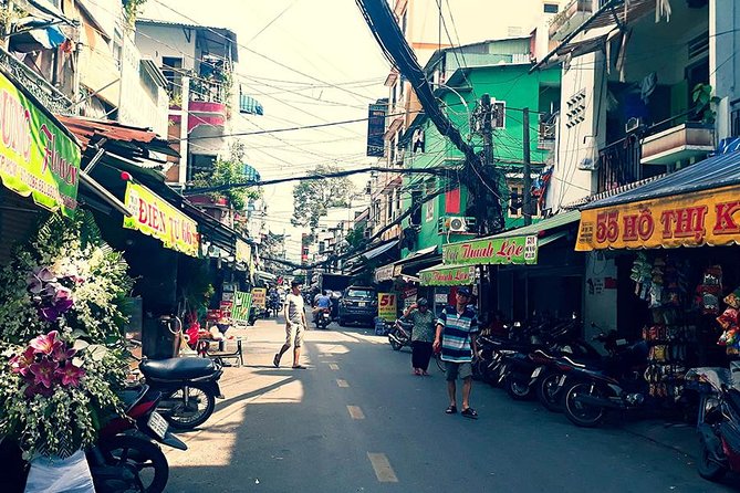 Morning Saigon Unseen+Street Food Tour with Ao Dai Riders Option - Ho Thi Ky Flower Market: Where the Buying Is the Show