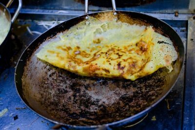 Private Street Food Evening Walking Tour in Ho Chi Minh City - First stop: Banh xeo and Banh khot at Street Food Man