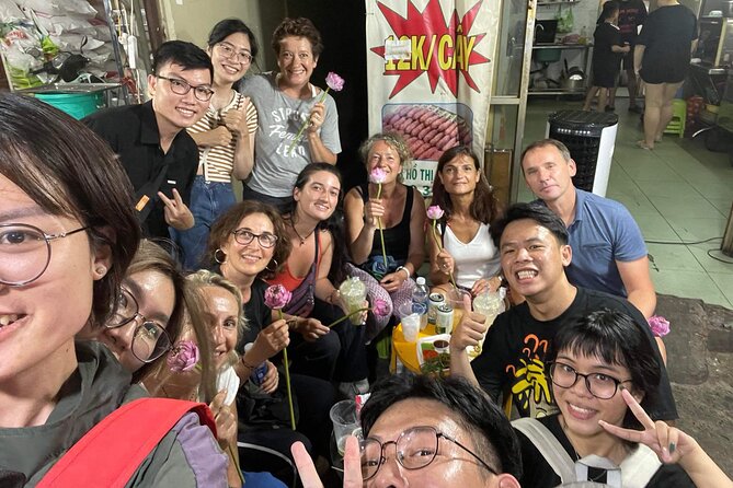 Private Street Food Tour by Motorbike in Ho Chi Minh City - Le Van Tam Park stop: a quick reset with the papaya salad focus