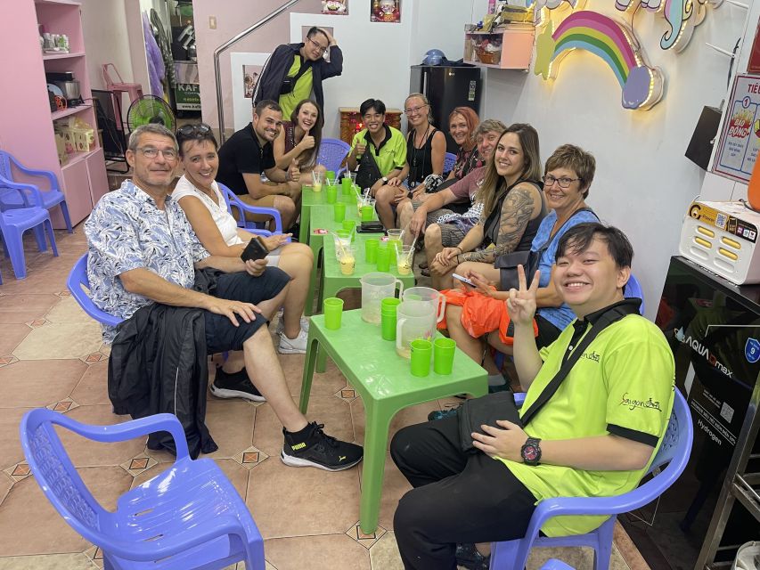 Saigon: Day-Night Sights & Local Food Tour l Female Option - The Finale: Vietnamese Bread With Many Fillings + Tropical Fruit Smoothie