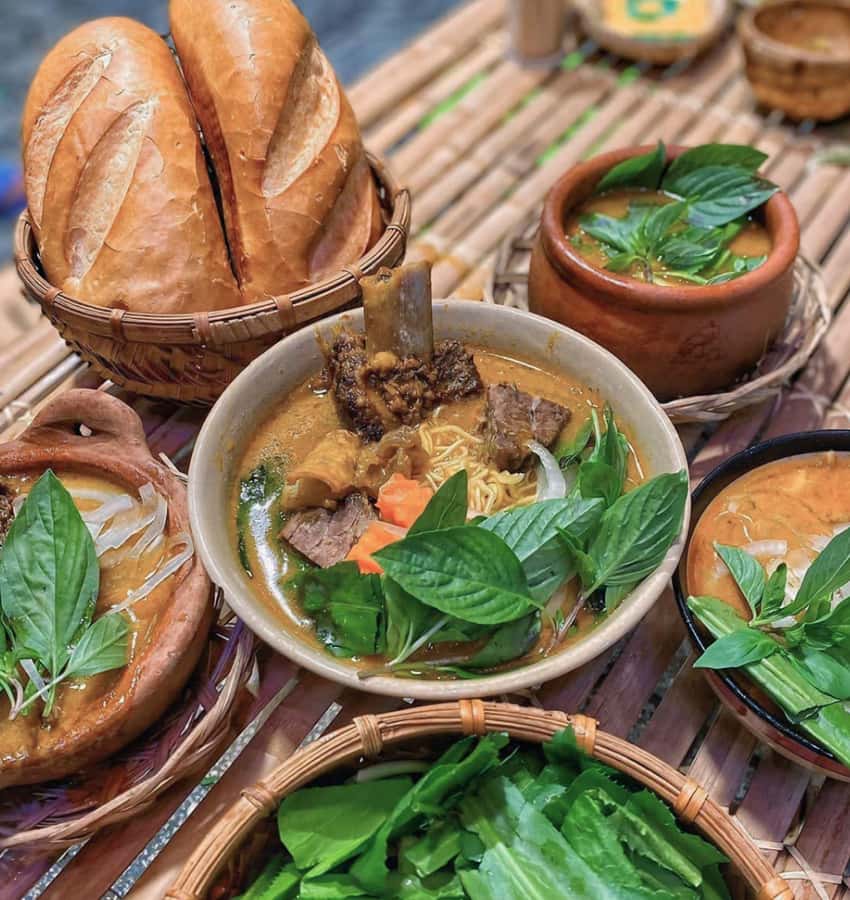 Saigon: Private Backstreets Walking Food Tour - The tasting route, step by step: 12 dishes, markets, and District 10 dessert