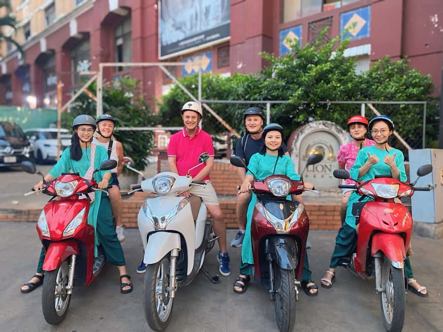 Saigon: Street Food Tasting & Sightseeing Tour by Motorbike - Key moments you shouldn’t miss