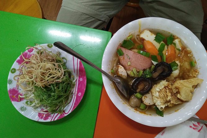 Saigon Vegetarian Tour by Motorbike and Scooter - Stop 2: Nguyen Thien Thuat apartment buildings and the street-food street logic