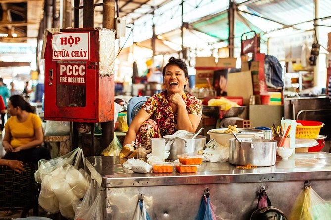 The 10 Tastings of Ho Chi Minh City With Locals: Private Street Food Tour - Independence Palace Area: The Cooling Sugar Cane Moment