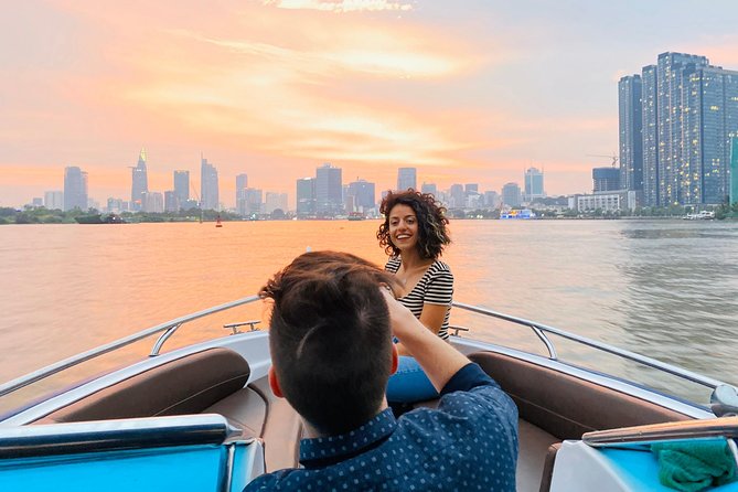 VIP Tour in Saigon: Romantic Sunset Cocktail by SpeedBoat - Getting to Ga Tàu Thuỷ Bạch Đằng and Boarding on Time